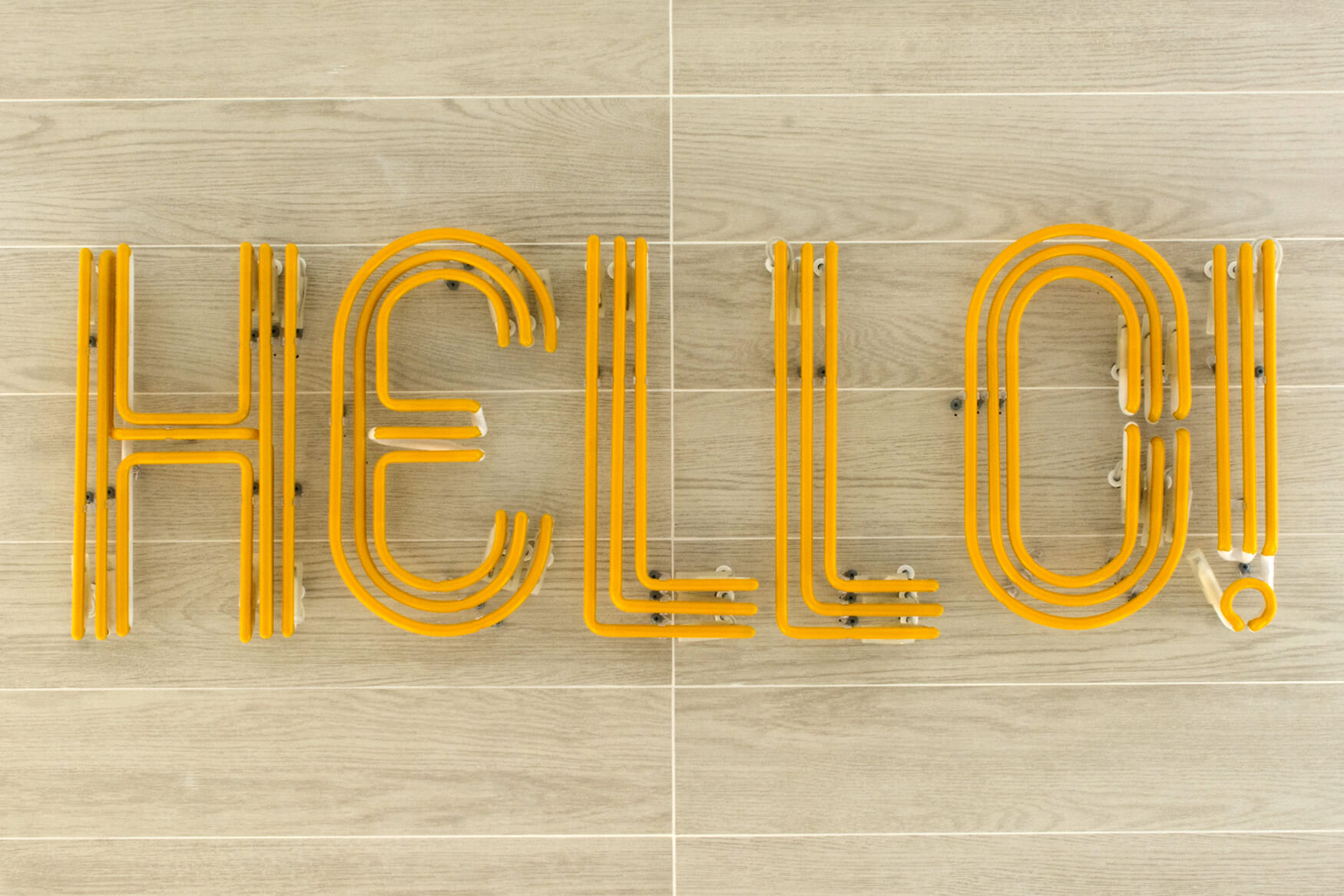 hello-neon-helo-colore-giallo-neon-vetro-neon-neon-polacco-neon-sulle piastrelle-neon-sulle pareti-neon-in-lobby-neon-in-ufficio-neon-trojmiasto-pl